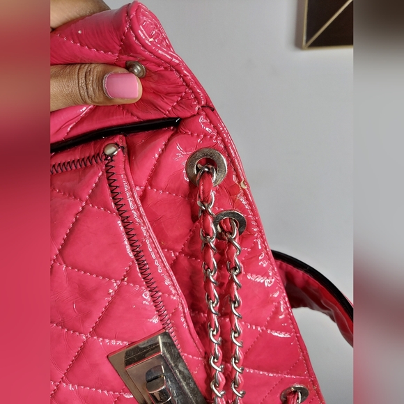 Large pink lock purse with quilted design and chain handles - Picture 14 of 14